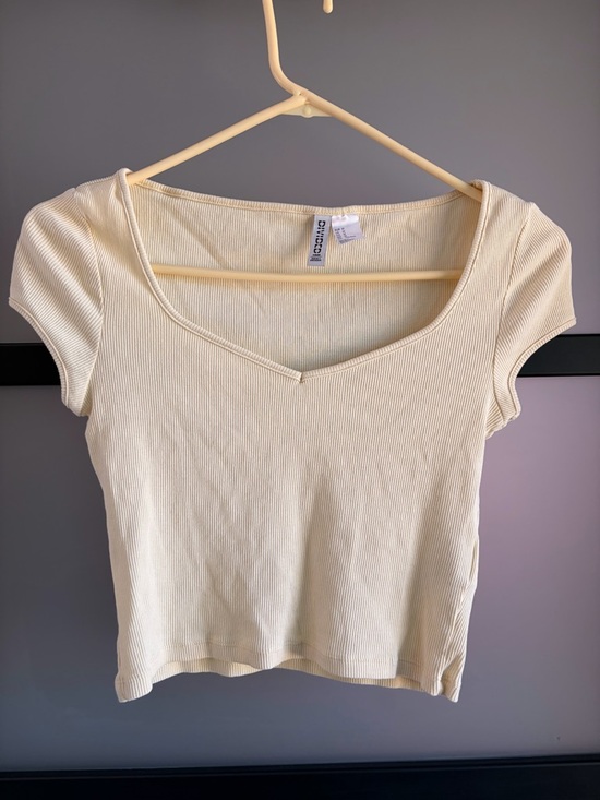 H&M Tops - H&M Divided Pale Yellow “Baby Tee” Ribbed Crop Top